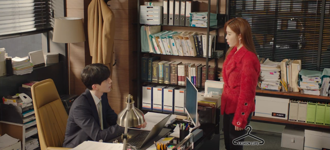Trở thành thư ký của Lee Dong Wook, Yoo In Na mặc đẹp và sang chảnh tới mức biến công sở thành sàn diễn trong Chạm vào tim em - Ảnh 7.