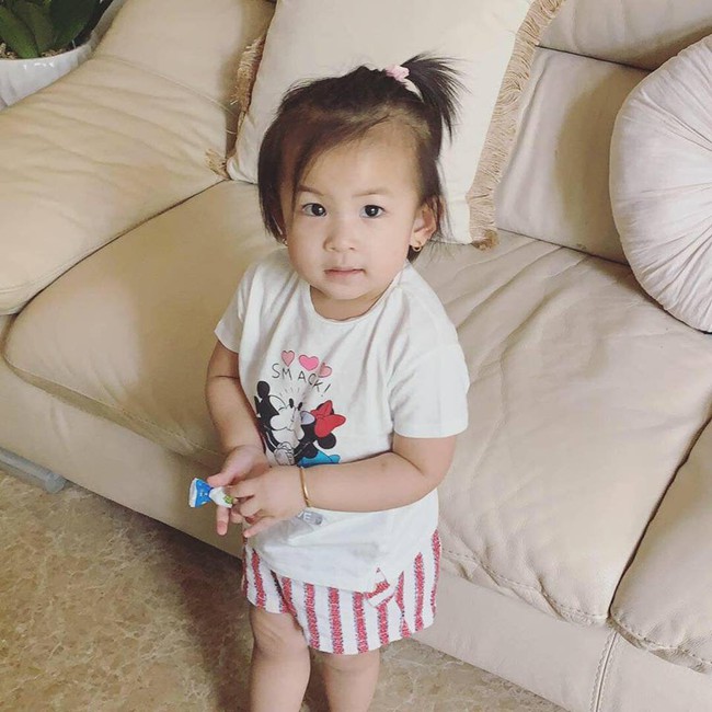 Lần đầu về Việt Nam, con g&aacute;i Lam Trường bất ngờ b&aacute;m d&iacute;nh lấy người đ&agrave;n &ocirc;ng chứ kh&ocirc;ng phải bố - Ảnh 7.