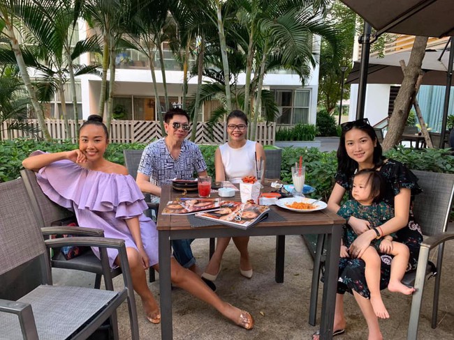 Lần đầu về Việt Nam, con g&aacute;i Lam Trường bất ngờ b&aacute;m d&iacute;nh lấy người đ&agrave;n &ocirc;ng chứ kh&ocirc;ng phải bố - Ảnh 4.