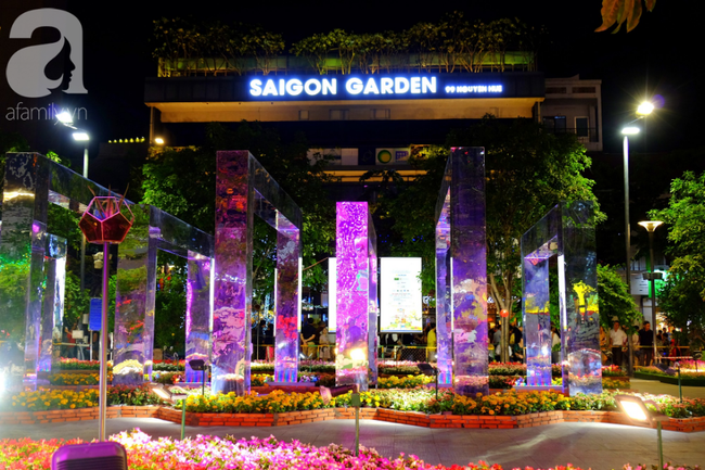 Đường hoa Nguyễn Huệ khai mạc trễ, nhiều người S&agrave;i G&ograve;n &ocirc;m h&agrave;ng r&agrave;o chờ đợi ngao ng&aacute;n, bỏ về - Ảnh 9.