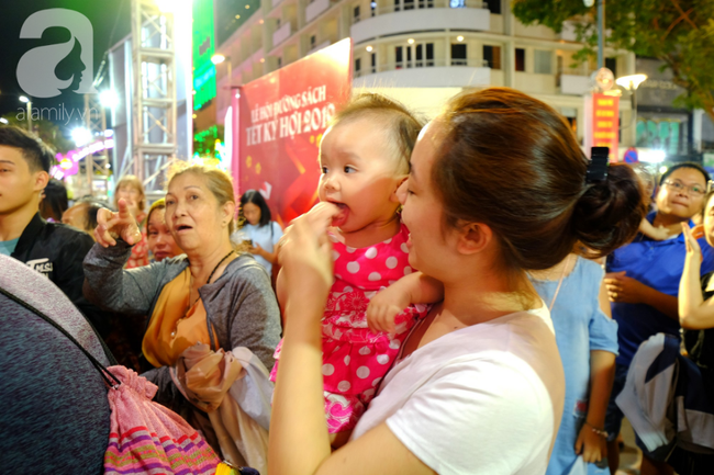 Đường hoa Nguyễn Huệ khai mạc trễ, nhiều người S&agrave;i G&ograve;n &ocirc;m h&agrave;ng r&agrave;o chờ đợi ngao ng&aacute;n, bỏ về - Ảnh 4.