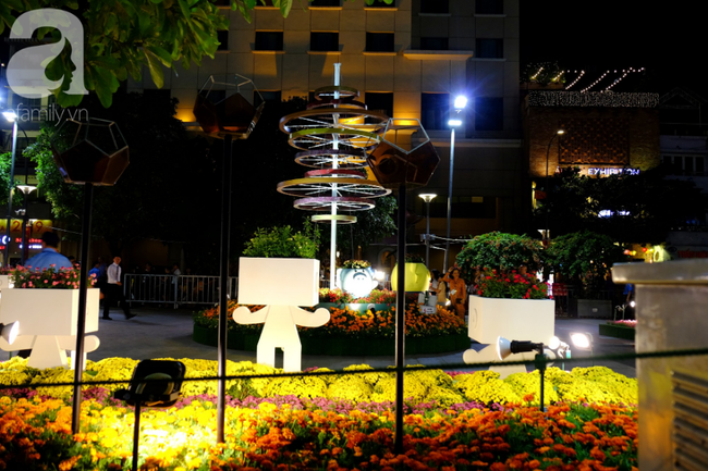 Đường hoa Nguyễn Huệ khai mạc trễ, nhiều người S&agrave;i G&ograve;n &ocirc;m h&agrave;ng r&agrave;o chờ đợi ngao ng&aacute;n, bỏ về - Ảnh 6.