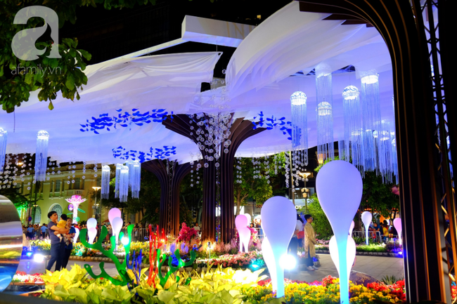 Đường hoa Nguyễn Huệ khai mạc trễ, nhiều người S&agrave;i G&ograve;n &ocirc;m h&agrave;ng r&agrave;o chờ đợi ngao ng&aacute;n, bỏ về - Ảnh 1.