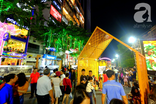 Đường hoa Nguyễn Huệ khai mạc trễ, nhiều người S&agrave;i G&ograve;n &ocirc;m h&agrave;ng r&agrave;o chờ đợi ngao ng&aacute;n, bỏ về - Ảnh 11.