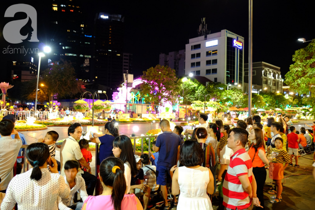 Đường hoa Nguyễn Huệ khai mạc trễ, nhiều người S&agrave;i G&ograve;n &ocirc;m h&agrave;ng r&agrave;o chờ đợi ngao ng&aacute;n, bỏ về - Ảnh 13.