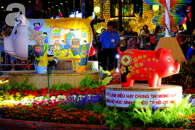 Đường hoa Nguyễn Huệ khai mạc trễ, nhiều người S&agrave;i G&ograve;n &ocirc;m h&agrave;ng r&agrave;o chờ đợi ngao ng&aacute;n, bỏ về - Ảnh 2.