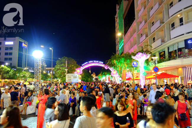 Đường hoa Nguyễn Huệ khai mạc trễ, nhiều người S&agrave;i G&ograve;n &ocirc;m h&agrave;ng r&agrave;o chờ đợi ngao ng&aacute;n, bỏ về - Ảnh 8.