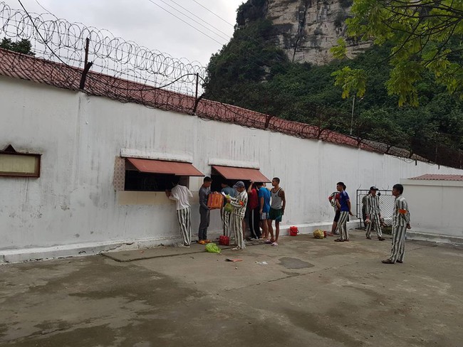 T&acirc;m sự nặng l&ograve;ng về nỗi nhớ ng&agrave;y Tết của những phạm nh&acirc;n l&agrave; vợ chồng, anh chị em ruột trong trại giam Ninh Kh&aacute;nh - Ảnh 8.