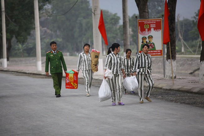 T&acirc;m sự nặng l&ograve;ng về nỗi nhớ ng&agrave;y Tết của những phạm nh&acirc;n l&agrave; vợ chồng, anh chị em ruột trong trại giam Ninh Kh&aacute;nh - Ảnh 4.