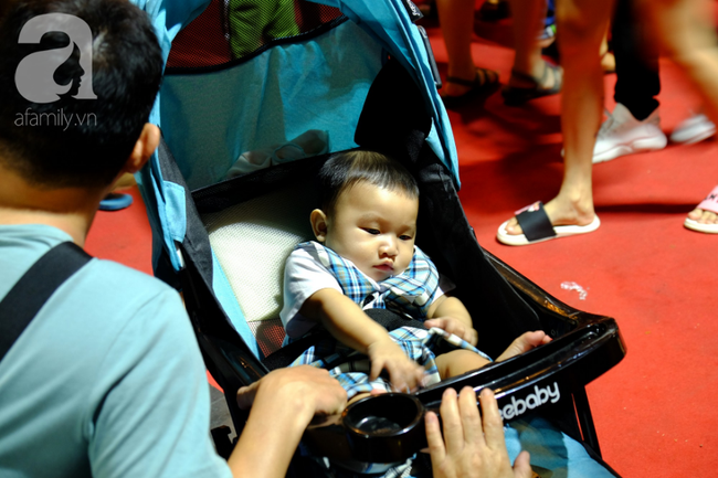 Đường hoa Nguyễn Huệ khai mạc trễ, nhiều người S&agrave;i G&ograve;n &ocirc;m h&agrave;ng r&agrave;o chờ đợi ngao ng&aacute;n, bỏ về - Ảnh 5.