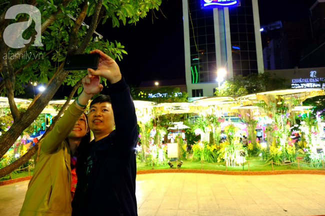 Đường hoa Nguyễn Huệ khai mạc trễ, nhiều người S&agrave;i G&ograve;n &ocirc;m h&agrave;ng r&agrave;o chờ đợi ngao ng&aacute;n, bỏ về - Ảnh 15.