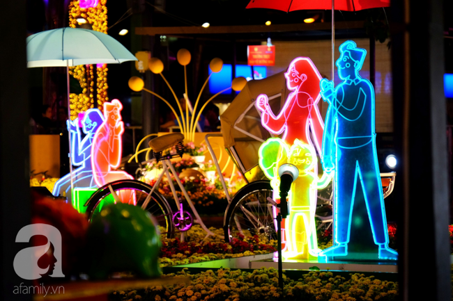 Đường hoa Nguyễn Huệ khai mạc trễ, nhiều người S&agrave;i G&ograve;n &ocirc;m h&agrave;ng r&agrave;o chờ đợi ngao ng&aacute;n, bỏ về - Ảnh 16.