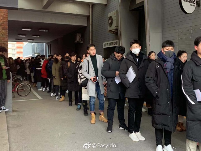 Nam thần con nh&agrave; n&ograve;i Cbiz g&acirc;y n&aacute;o loạn Học viện điện ảnh Bắc Kinh: Đi thi th&ocirc;i m&agrave; c&oacute; cần phải đẹp trai thế kh&ocirc;ng? - Ảnh 1.