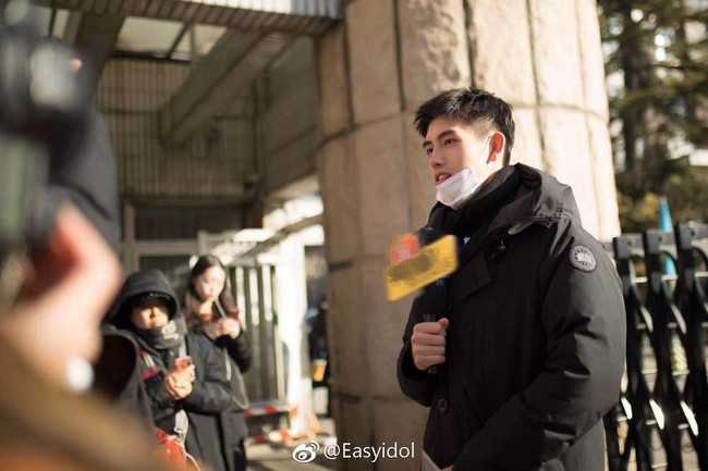 Nam thần con nh&agrave; n&ograve;i Cbiz g&acirc;y n&aacute;o loạn Học viện điện ảnh Bắc Kinh: Đi thi th&ocirc;i m&agrave; c&oacute; cần phải đẹp trai thế kh&ocirc;ng? - Ảnh 4.