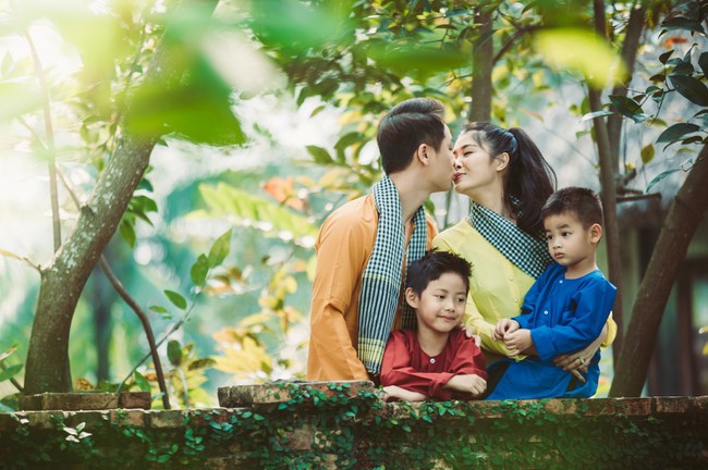 Năm heo gia đ&igrave;nh Đăng Kh&ocirc;i - Thủy Anh dẫn 2 qu&iacute; tử chơi với heo - Ảnh 6.