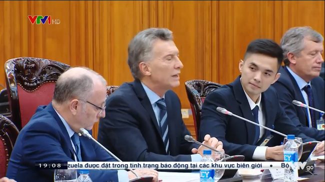 D&acirc;n t&igrave;nh vui buồn lẫn lộn khi t&igrave;m thấy in4 của ch&agrave;ng phi&ecirc;n dịch vi&ecirc;n điển trai chiếm s&oacute;ng thời sự VTV, đ&acirc;y l&agrave; l&iacute; do! - Ảnh 1.