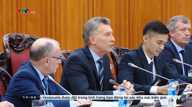 D&acirc;n t&igrave;nh vui buồn lẫn lộn khi t&igrave;m thấy in4 của ch&agrave;ng phi&ecirc;n dịch vi&ecirc;n điển trai chiếm s&oacute;ng thời sự VTV, đ&acirc;y l&agrave; l&iacute; do! - Ảnh 3.