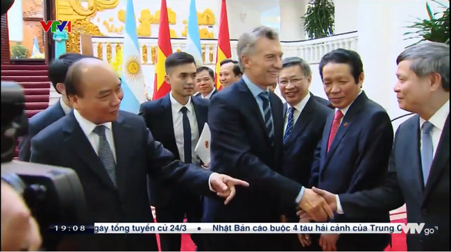 D&acirc;n t&igrave;nh vui buồn lẫn lộn khi t&igrave;m thấy in4 của ch&agrave;ng phi&ecirc;n dịch vi&ecirc;n điển trai chiếm s&oacute;ng thời sự VTV, đ&acirc;y l&agrave; l&iacute; do! - Ảnh 4.