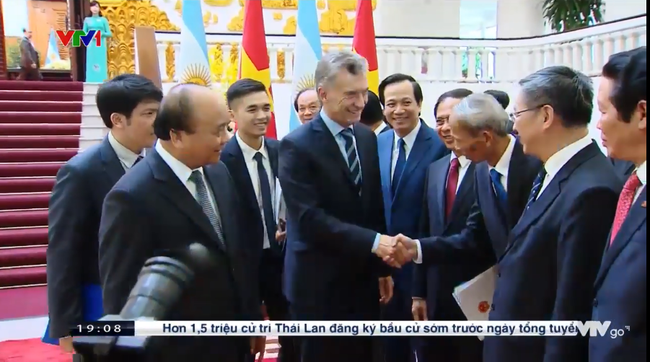 D&acirc;n t&igrave;nh vui buồn lẫn lộn khi t&igrave;m thấy in4 của ch&agrave;ng phi&ecirc;n dịch vi&ecirc;n điển trai chiếm s&oacute;ng thời sự VTV, đ&acirc;y l&agrave; l&iacute; do! - Ảnh 5.