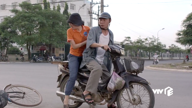 Những c&ocirc; g&aacute;i trong th&agrave;nh phố: Lỡ tốt bụng gi&uacute;p đỡ h&agrave;ng x&oacute;m, C&ocirc;ng L&yacute; bị em g&aacute;i mắng chửi v&igrave; dại g&aacute;i - Ảnh 4.