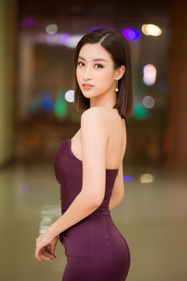 Kh&ocirc;ng c&oacute; vương miện tr&ecirc;n đầu, Đỗ Mỹ Linh thoải m&aacute;i khoe vai trần sexy thế n&agrave;y - Ảnh 2.