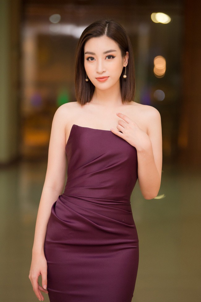 Kh&ocirc;ng c&oacute; vương miện tr&ecirc;n đầu, Đỗ Mỹ Linh thoải m&aacute;i khoe vai trần sexy thế n&agrave;y - Ảnh 4.