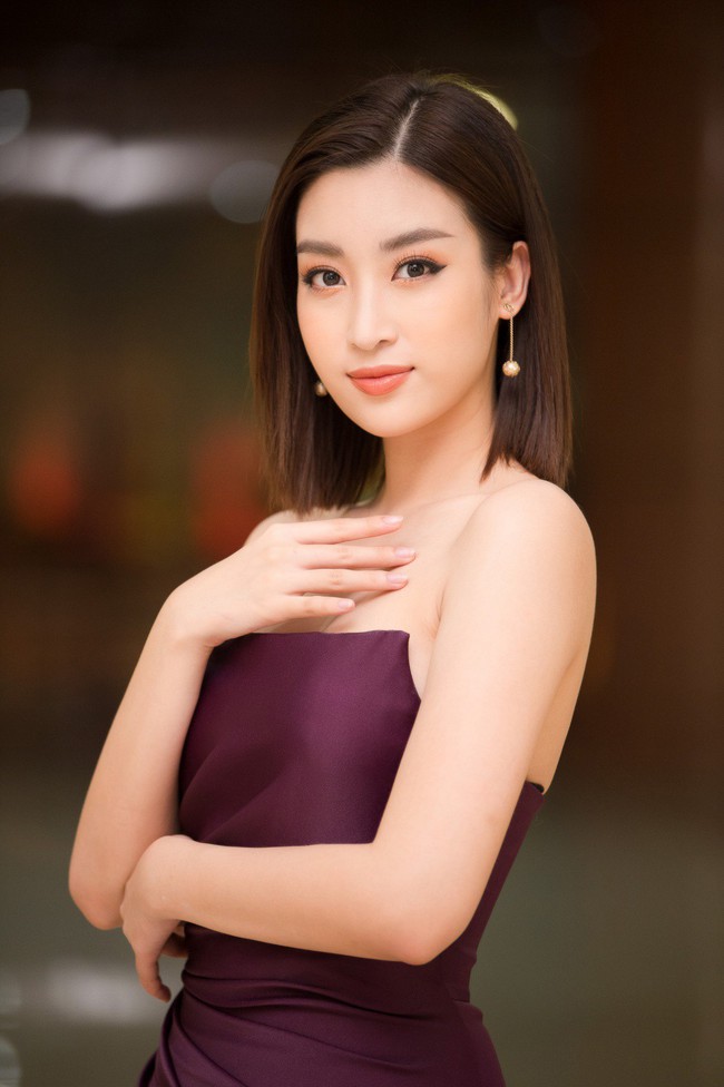 Kh&ocirc;ng c&oacute; vương miện tr&ecirc;n đầu, Đỗ Mỹ Linh thoải m&aacute;i khoe vai trần sexy thế n&agrave;y - Ảnh 5.