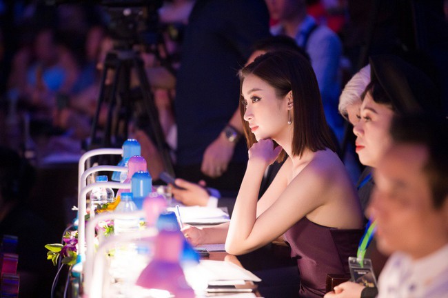 Kh&ocirc;ng c&oacute; vương miện tr&ecirc;n đầu, Đỗ Mỹ Linh thoải m&aacute;i khoe vai trần sexy thế n&agrave;y - Ảnh 8.