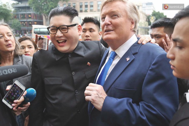 Bản sao của ông Kim Jong-un và Donald Trump bất ngờ xuất hiện tại Hà Nội, bị người dân và phóng viên vây kín - Ảnh 2.