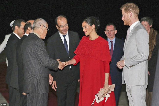Meghan t&aacute;i xuất b&ecirc;n cạnh chồng sau chuyến nghỉ dưỡng xa hoa nhưng vẻ mặt kh&aacute;c thường của cặp đ&ocirc;i ho&agrave;ng gia mới l&agrave; điều đ&aacute;ng ch&uacute; &yacute; - Ảnh 3.