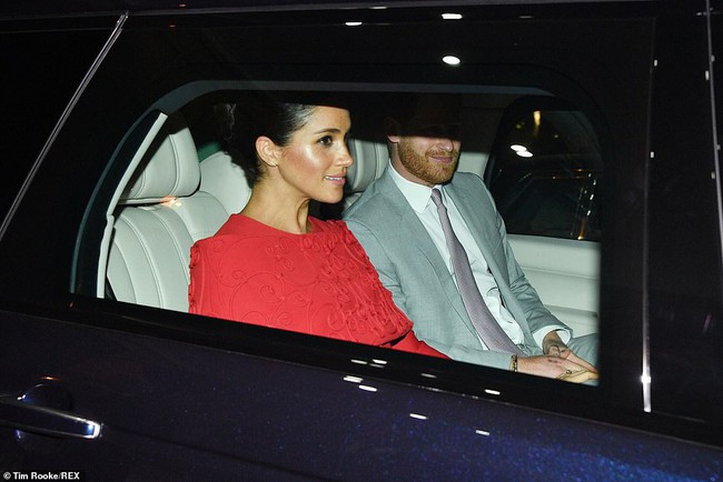 Meghan t&aacute;i xuất b&ecirc;n cạnh chồng sau chuyến nghỉ dưỡng xa hoa nhưng vẻ mặt kh&aacute;c thường của cặp đ&ocirc;i ho&agrave;ng gia mới l&agrave; điều đ&aacute;ng ch&uacute; &yacute; - Ảnh 6.