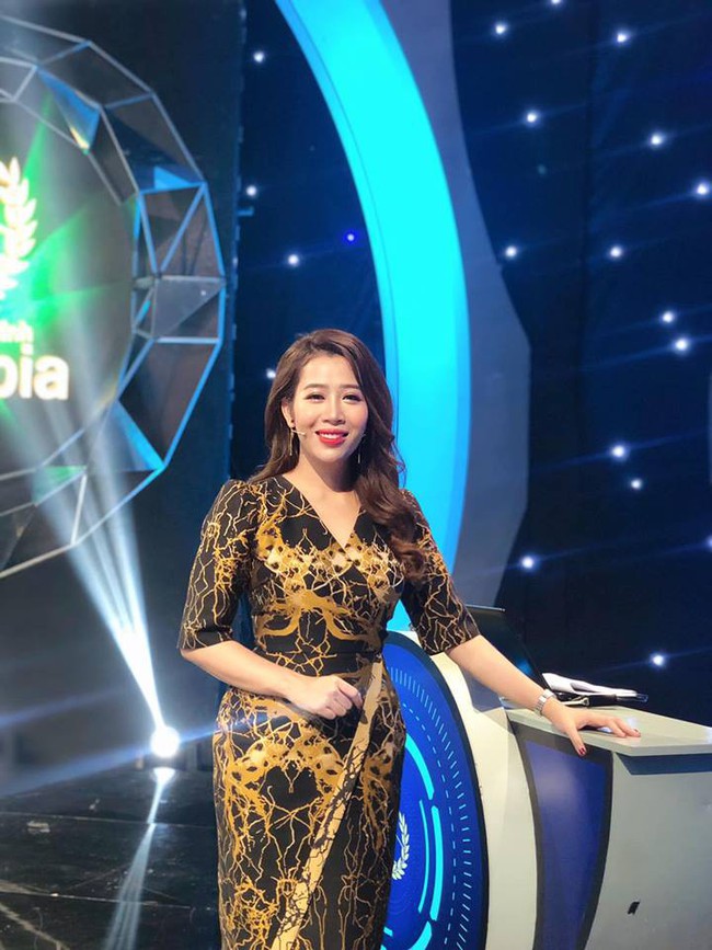 Cuối tuần của c&aacute;c hot mom: Hằng T&uacute;i đưa c&aacute;c con đi thị s&aacute;t tiến độ biệt thự mới, Huyền Baby sang chảnh ng&uacute;t ng&agrave;n - Ảnh 10.