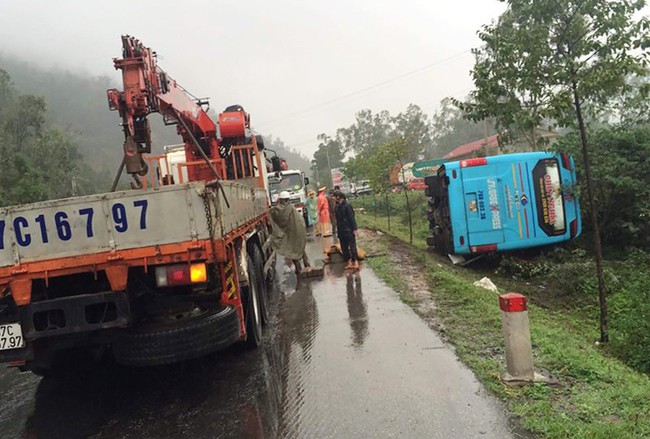 H&agrave; Tĩnh: H&agrave;ng chục h&agrave;nh kh&aacute;ch la h&eacute;t khi xe kh&aacute;ch lật nghi&ecirc;ng b&ecirc;n đường - Ảnh 1.