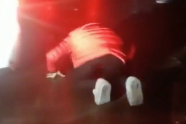 C&ocirc; g&aacute;i đến từng chiếc &ocirc; t&ocirc;, quỳ xuống cầu xin nhường đường cho xe cứu thương chở bố đi bệnh viện - Ảnh 2.