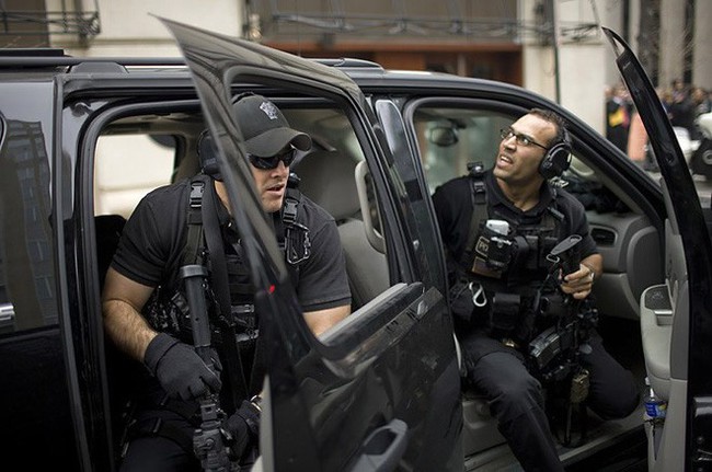 Cho&aacute;ng ngợp trước sự chặt chẽ v&agrave; lợi hại kh&oacute; tin của đo&agrave;n si&ecirc;u xe hộ tống Tổng thống Mỹ - Ảnh 12.