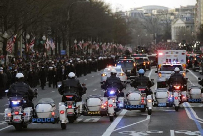 Cho&aacute;ng ngợp trước sự chặt chẽ v&agrave; lợi hại kh&oacute; tin của đo&agrave;n si&ecirc;u xe hộ tống Tổng thống Mỹ - Ảnh 19.