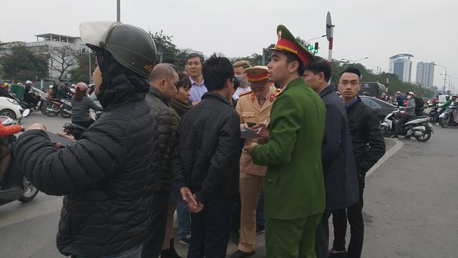 Hà Nội: Lời kể của 3 nạn nhân thót tim bị xe điêngiật mình đâm hàng loạt ở ngã tư Kim Liên - Ảnh 13.