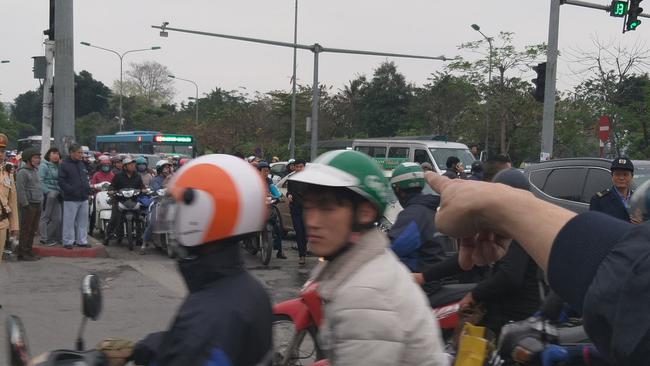 Hà Nội: Lời kể của 3 nạn nhân thót tim bị xe điêngiật mình đâm hàng loạt ở ngã tư Kim Liên - Ảnh 11.