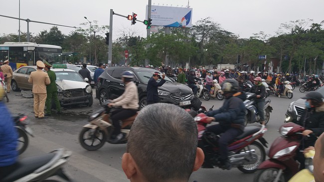 Hà Nội: Lời kể của 3 nạn nhân thót tim bị xe điêngiật mình đâm hàng loạt ở ngã tư Kim Liên - Ảnh 7.