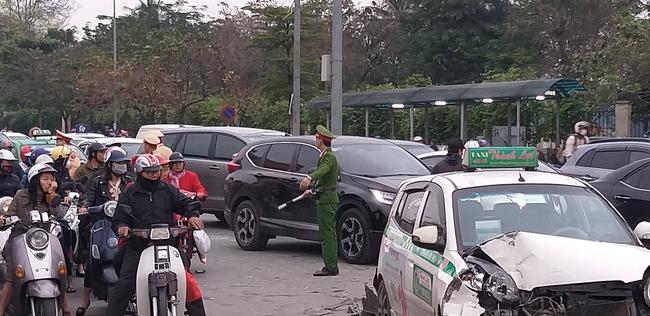 Hà Nội: Lời kể của 3 nạn nhân thót tim bị xe điêngiật mình đâm hàng loạt ở ngã tư Kim Liên - Ảnh 6.
