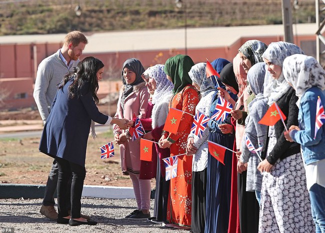 B&agrave; bầu Meghan lấn &aacute;t chồng trong sự kiện, khiến Ho&agrave;ng tử Harry ngượng ng&ugrave;ng xấu hổ v&igrave; điều n&agrave;y - Ảnh 1.