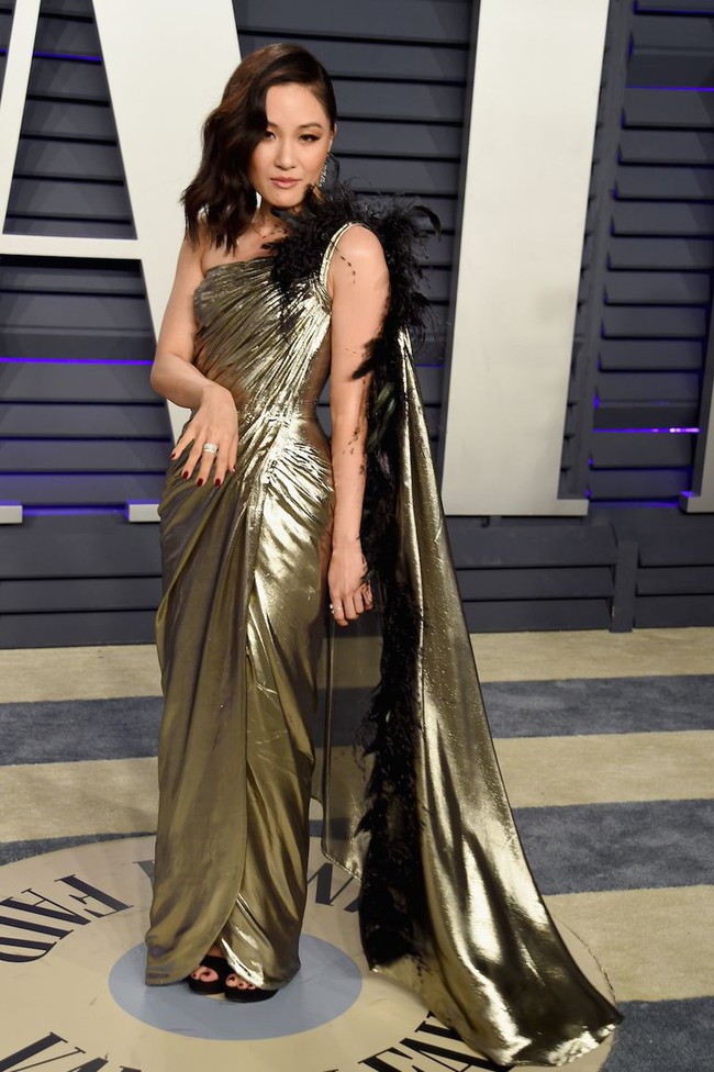 Tiệc hậu Oscar 2019: Tr&aacute;i với thảm đỏ nhạt nhẽo, loạt sao thi nhau thả r&ocirc;ng, hở bạo, c&oacute; thiết kế mặc m&agrave; như kh&ocirc;ng - Ảnh 9.