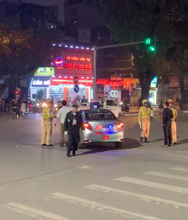 Clip chiếc xe taxi chạy lạc v&agrave;o đo&agrave;n xe ưu ti&ecirc;n phục vụ Hội nghị thượng đỉnh Mỹ - Triều g&acirc;y x&ocirc;n xao - Ảnh 2.