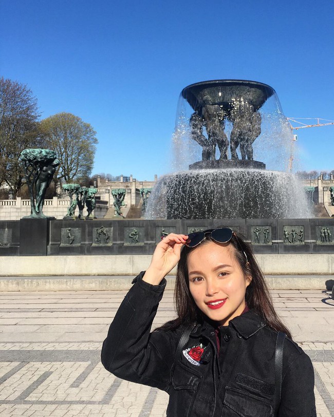 Tiền nhiều để l&agrave;m g&igrave;? Để 1 năm đi du lịch 10 nước như nữ sinh tặng hoa cho Tổng thống Trump chứ l&agrave;m g&igrave; nữa! - Ảnh 1.