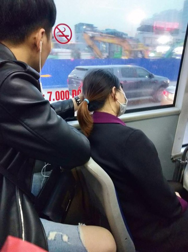 Đỡ đầu cho c&ocirc; g&aacute;i ngủ qu&ecirc;n tr&ecirc;n xe bu&yacute;t, trai được d&acirc;n mạng thả tim rần rần v&igrave; h&agrave;nh động đ&aacute;ng y&ecirc;u n&agrave;y - Ảnh 1.