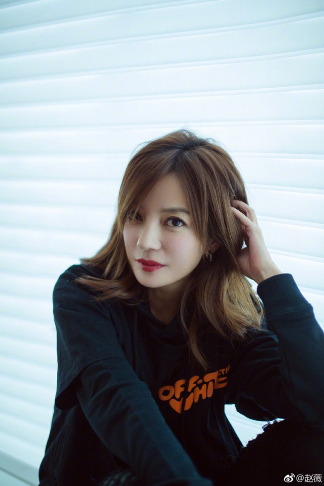 Triệu Vy lộ ảnh ngo&agrave;i đời tr&aacute;i ngược ho&agrave;n to&agrave;n với tr&ecirc;n mạng: Mặt mộc gi&agrave; xọm, nhăn nheo kh&oacute; tin - Ảnh 3.