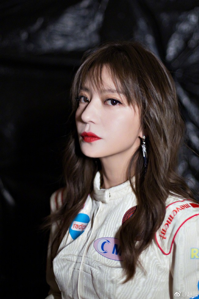 Triệu Vy lộ ảnh ngo&agrave;i đời tr&aacute;i ngược ho&agrave;n to&agrave;n với tr&ecirc;n mạng: Mặt mộc gi&agrave; xọm, nhăn nheo kh&oacute; tin - Ảnh 4.