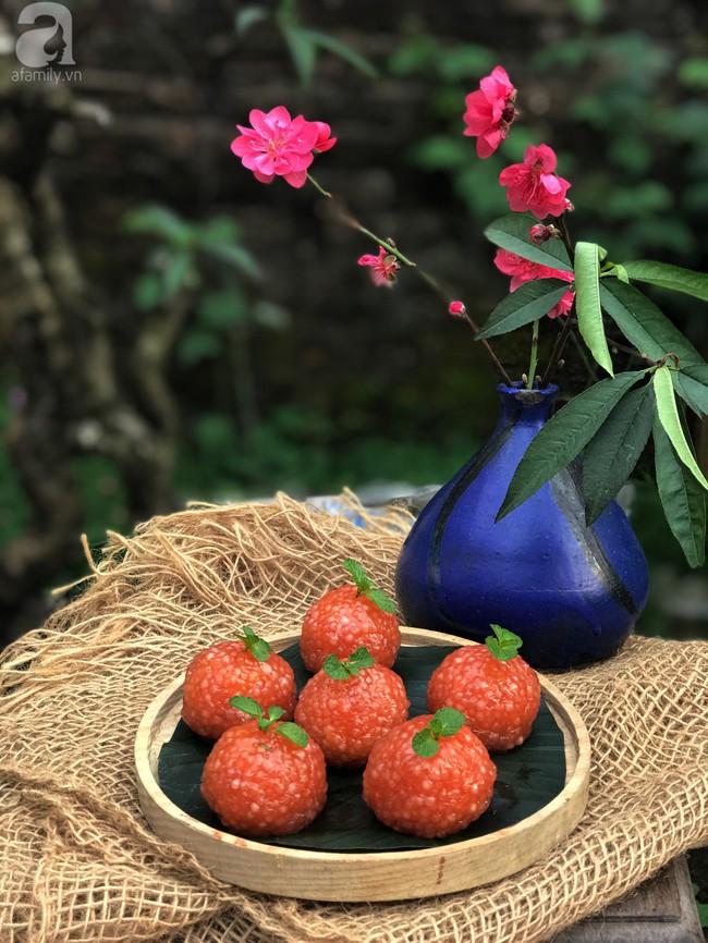 Mồng 1 Tết l&agrave;m m&oacute;n b&aacute;nh đỏ để mong cả năm may mắn - Ảnh 11.