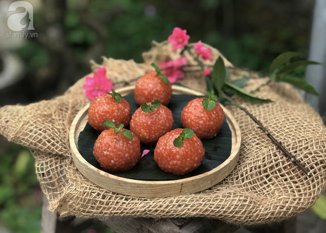 Mồng 1 Tết l&agrave;m m&oacute;n b&aacute;nh đỏ để mong cả năm may mắn - Ảnh 1.