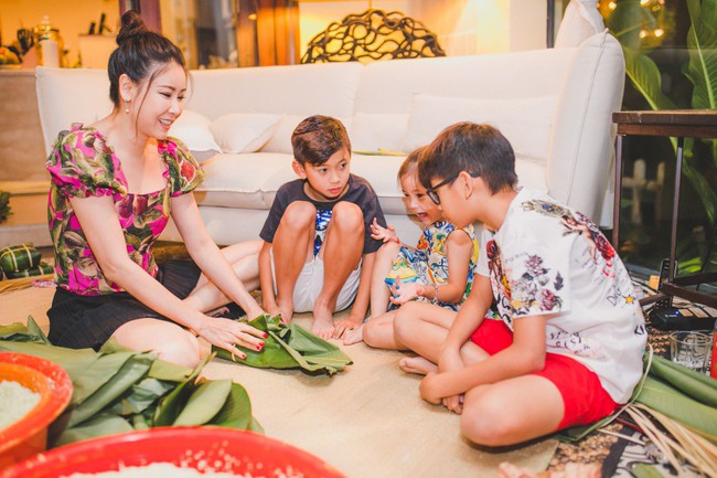 C&aacute;c con H&agrave; Kiều Anh chăm ch&uacute; xem mẹ g&oacute;i b&aacute;nh chưng ng&agrave;y Tết - Ảnh 4.